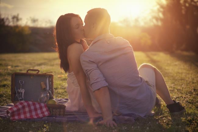 "Fainted" avec une série d'images de couples romantiques et passionnés s'embrassant