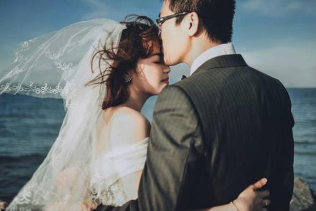 "Svenuto" con una serie di foto di coppie romantiche e appassionate che si baciano