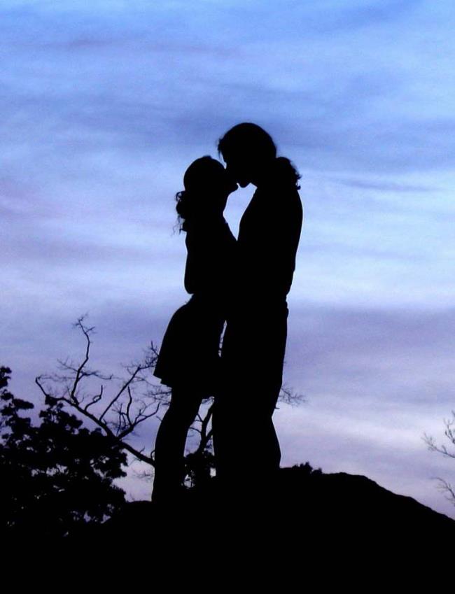 "เป็นลม" กับภาพคู่รักที่โรแมนติกและเร่าร้อนจูบกัน