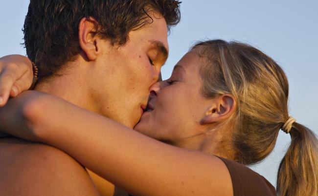 "Ohnmächtig" mit einer Reihe von Bildern von romantischen und leidenschaftlichen Paaren, die sich küssen