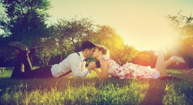 "Ohnmächtig" mit einer Reihe von Bildern von romantischen und leidenschaftlichen Paaren, die sich küssen
