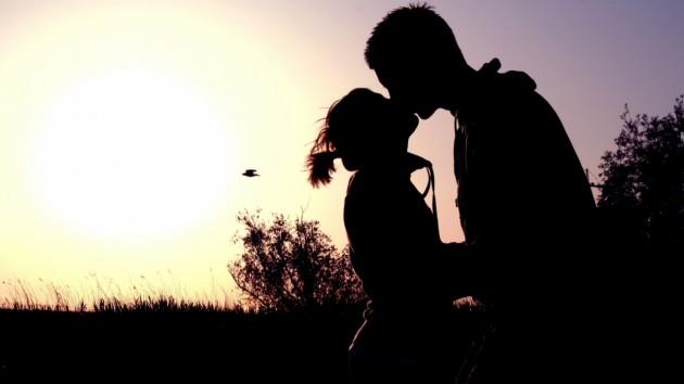 "Fainted" avec une série d'images de couples romantiques et passionnés s'embrassant