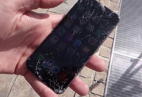 How to handle and prevent the phone screen from falling or broken