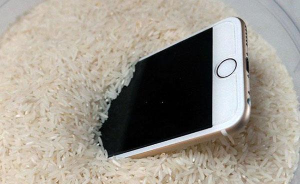 How to handle and prevent the phone screen from falling or broken