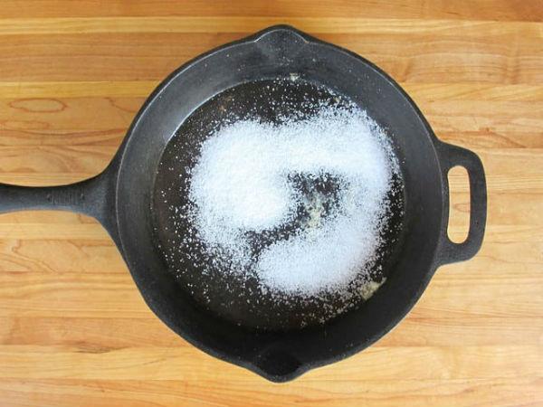 Cara jitu membuat peralatan dapur bersih dengan garam meja membuat banyak orang terkejut