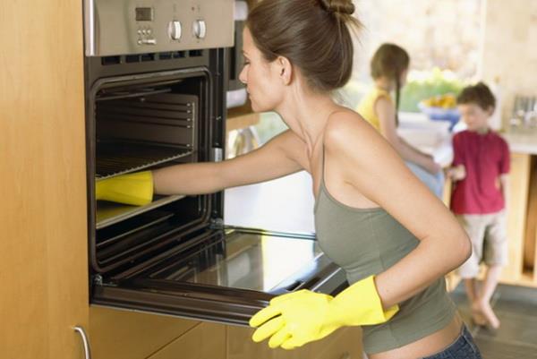 Die großartige Möglichkeit, Küchenutensilien mit Speisesalz sauber zu machen, überrascht viele Menschen