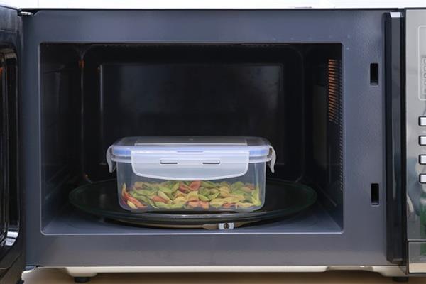 What food containers can I use in the microwave?