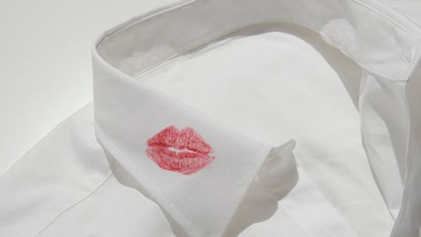 Tips for removing lipstick stains on clothes is very simple