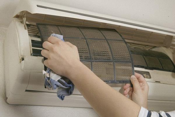 How to avoid getting sick when using the air conditioner at work?
