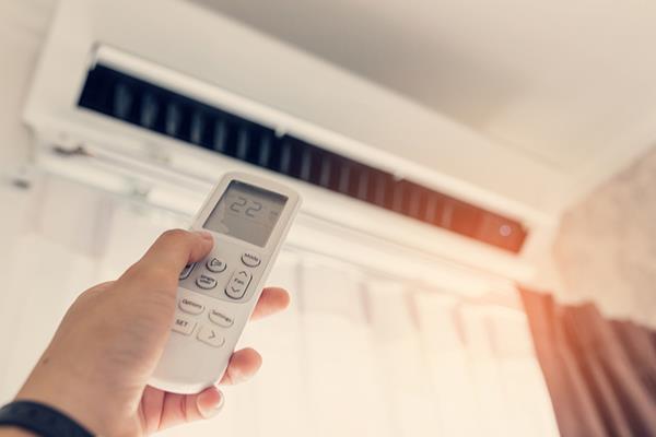 What to do when the air conditioner does not receive the signal from the remote?