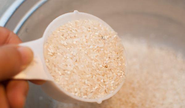 تعليمات حول كيفية طهي الأرز اللذيذ من جهاز طهي الأرز