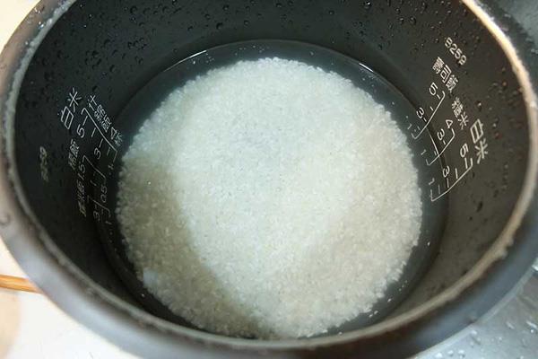 Anleitung zum Kochen von leckerem Reis aus einem Reiskocher
