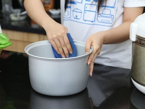 Instruções sobre como limpar adequadamente a panela de arroz