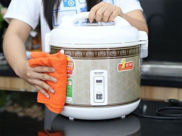 Instructions on how to properly clean the rice cooker