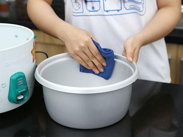 Instruções sobre como limpar adequadamente a panela de arroz