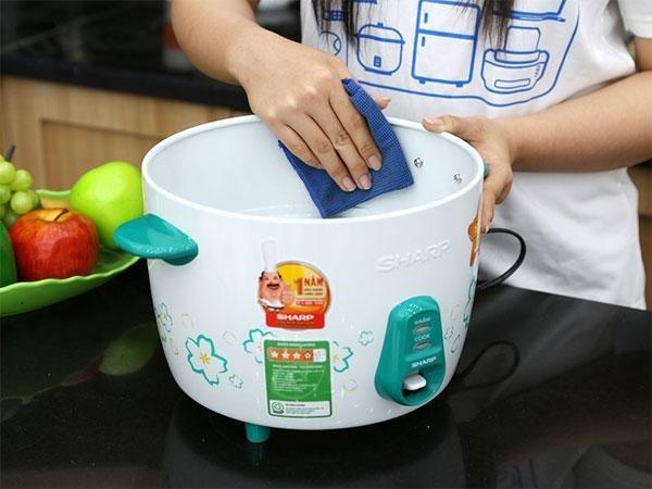 Instructions on how to properly clean the rice cooker