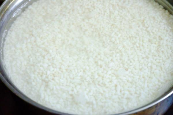 يكمن سر طهي الأرز اللزج اللذيذ في عطلة تيت في جهاز طهي الأرز الكهربائي