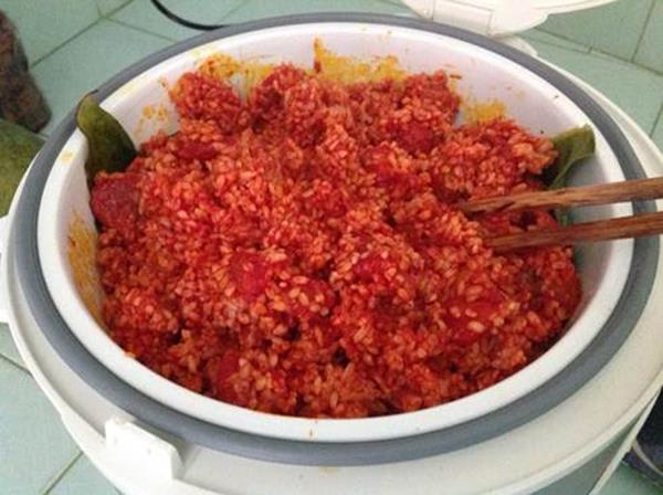 Rahasia memasak nasi ketan yang enak untuk liburan Tet adalah dengan penanak nasi listrik
