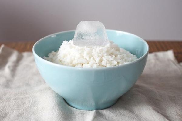 5 tips menghangatkan nasi agar dingin dan enak seperti baru dimasak