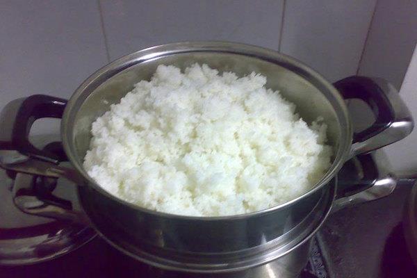 5 tips menghangatkan nasi agar dingin dan enak seperti baru dimasak