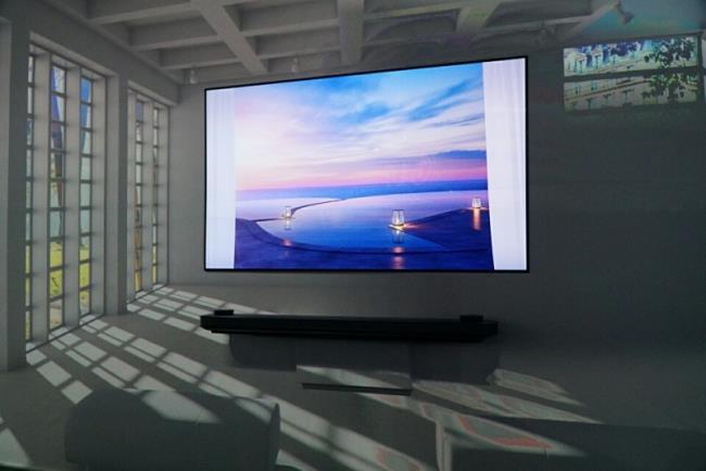 اكتشف تلفزيون LG Signature W OLED - خلفية تلفزيون رائعة