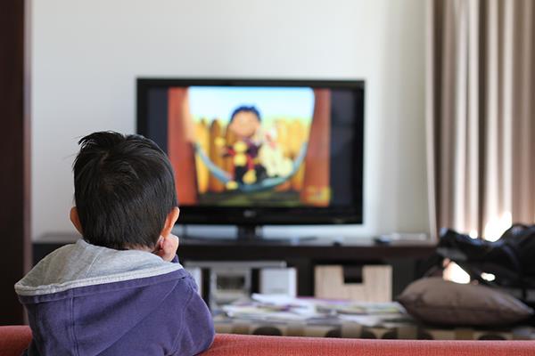 Alcune cose importanti da tenere a mente quando si lascia che i bambini guardino la TV