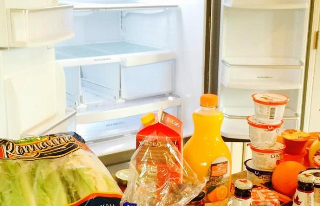 Tips for cleaning a refrigerator at home are simple