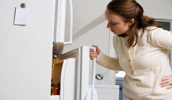Schilder signalisieren, dass Sie den Kühlschrank durch einen neuen ersetzen sollten