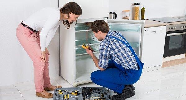 Schilder signalisieren, dass Sie den Kühlschrank durch einen neuen ersetzen sollten