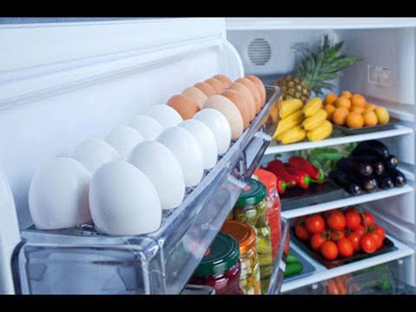 Should eggs be stored in the refrigerator?