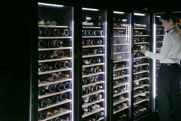 Why should put wine horizontally to store in the wine freezer