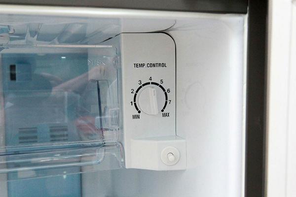 Sudahkah anda menggunakan 2 butang kawalan suhu di dalam peti sejuk dengan betul