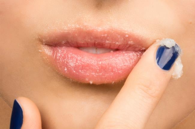 Conseils pour traiter les lèvres sèches et gercées lorsque vous êtes assis dans une pièce climatisée