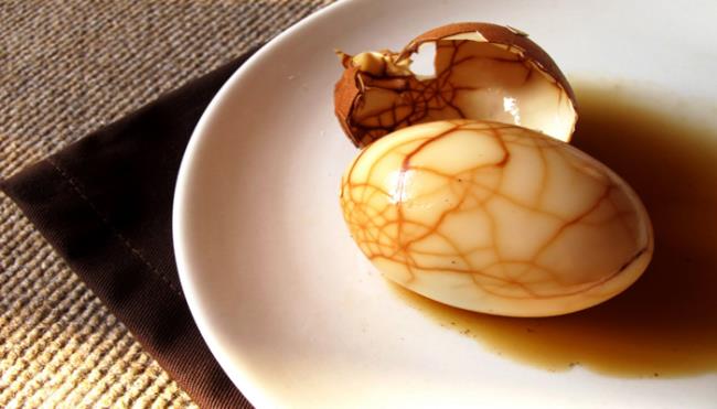 Telur direbus dalam air seni - Esensi kuliner