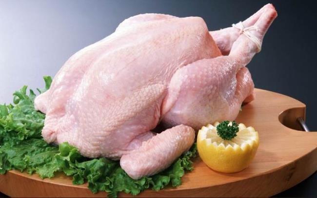 Comment faire bouillir du poulet est délicieux et accrocheur?