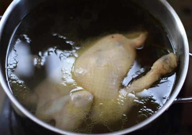 Comment faire bouillir du poulet est délicieux et accrocheur?