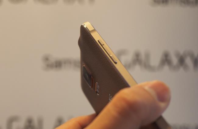 On hand Samsung Galaxy Note 4 - Metal bezel, 2K screen