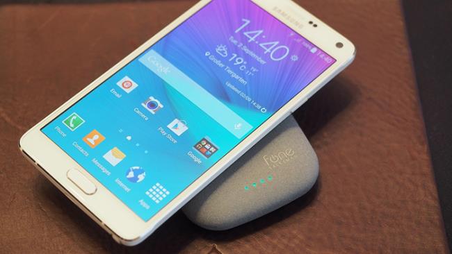 On hand Samsung Galaxy Note 4 - Metal bezel, 2K screen