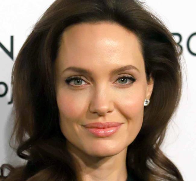 像安吉丽娜·朱莉（Angelina Jolie）一样丰满的嘴唇
