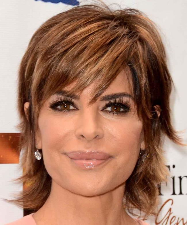 Lisa Rinna dengan rambut bob pendek