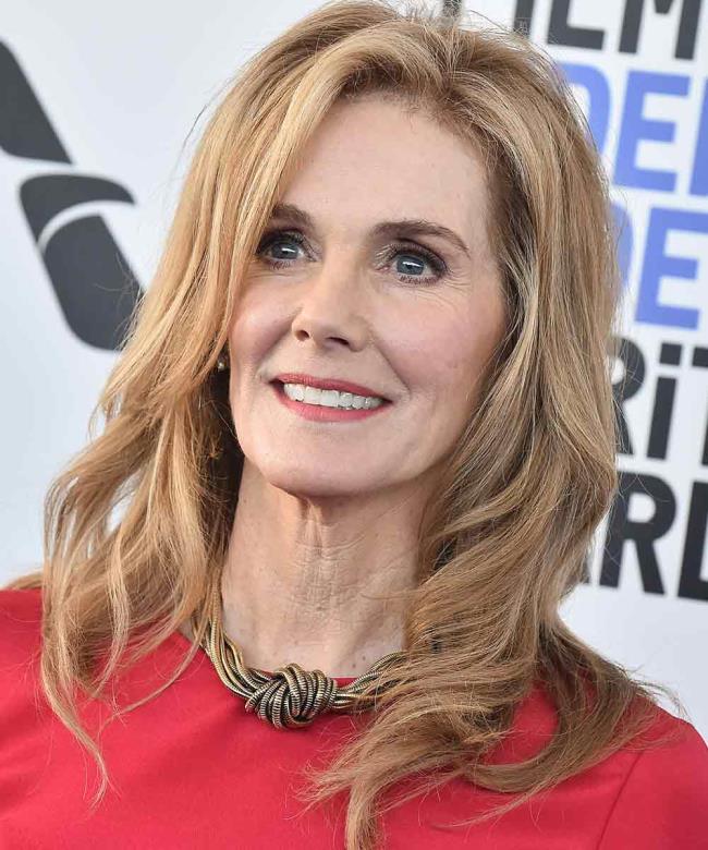 Julie Hagerty dengan rambut panjang dan berumbai