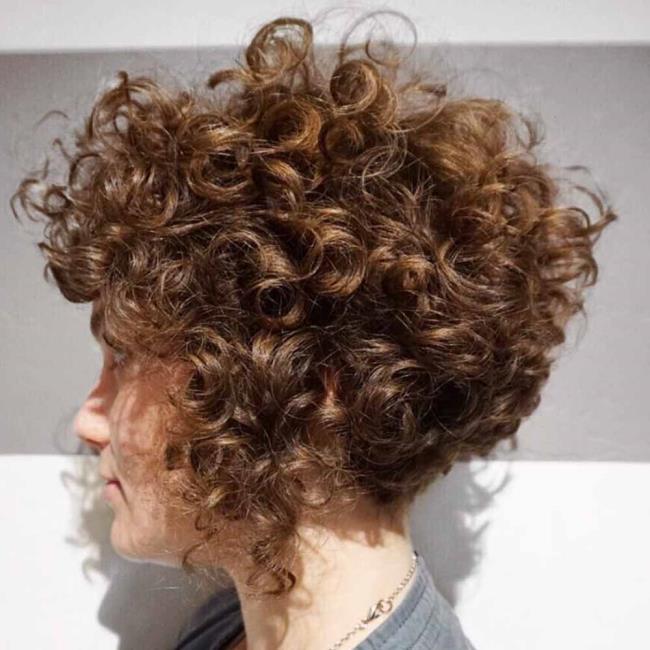 حلاقة الشعر المجعد 2020 - قصير ، متوسط ​​، طويل: الاتجاهات