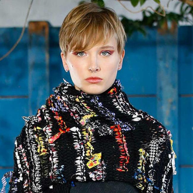 Włosy jesień zima 2020 2021: modny look z pokazów mody