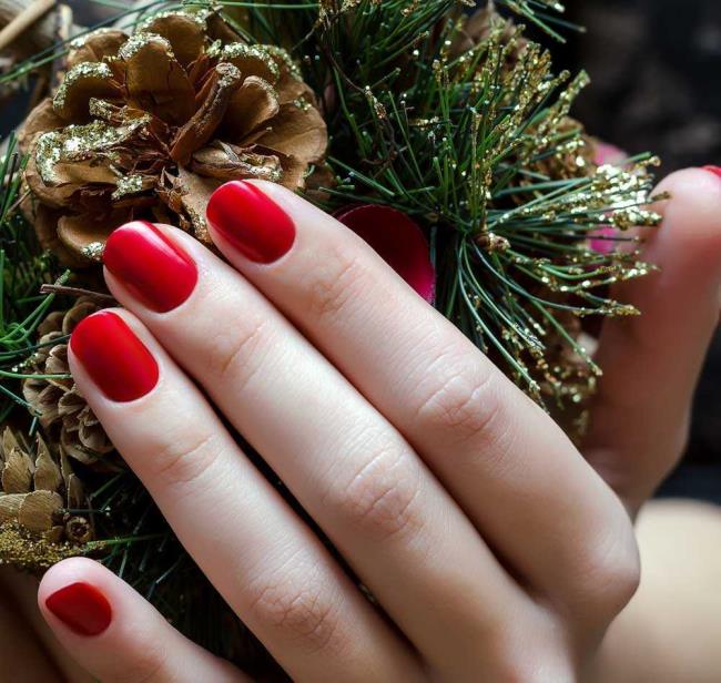 Red Christmas nails 2020: the most beautiful ideas