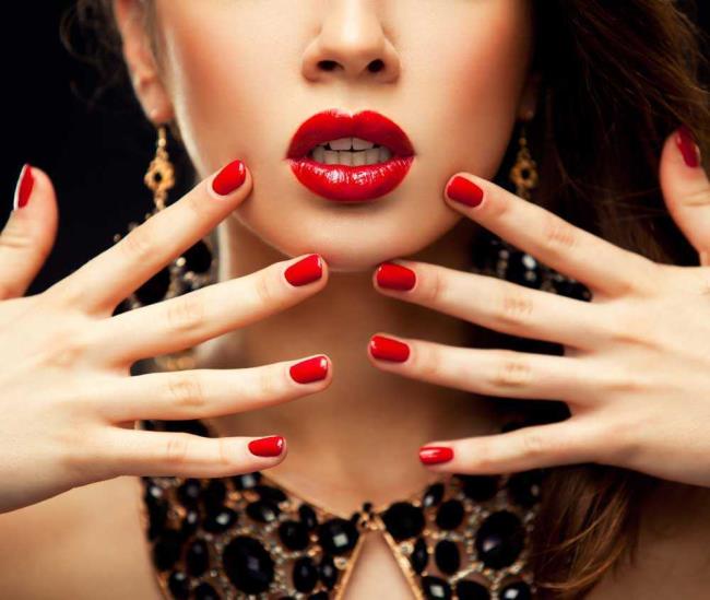 Red Christmas nails 2020: the most beautiful ideas