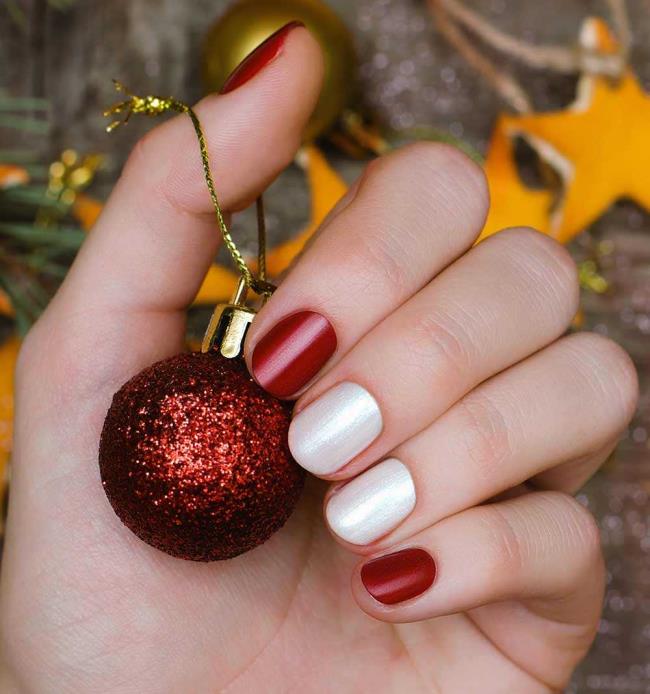 Red Christmas nails 2020: the most beautiful ideas