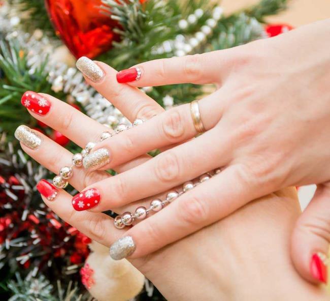 Red Christmas nails 2020: the most beautiful ideas