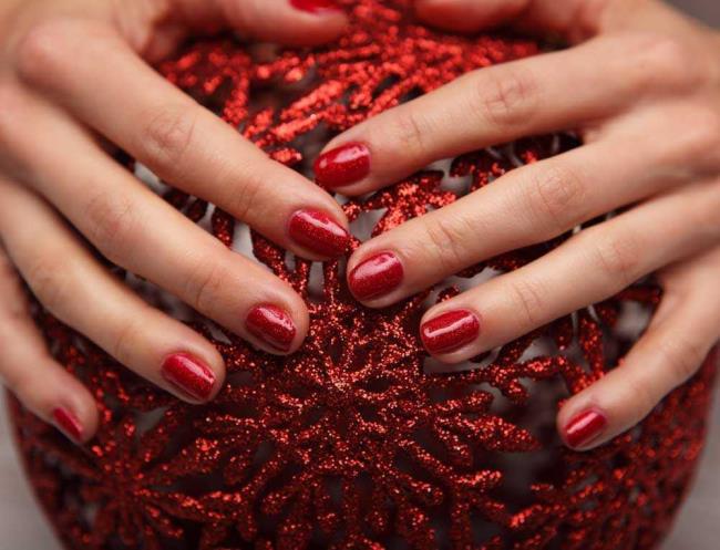 Red Christmas nails 2020: the most beautiful ideas