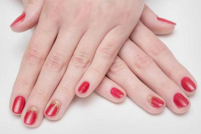 Red Christmas nails 2020: the most beautiful ideas