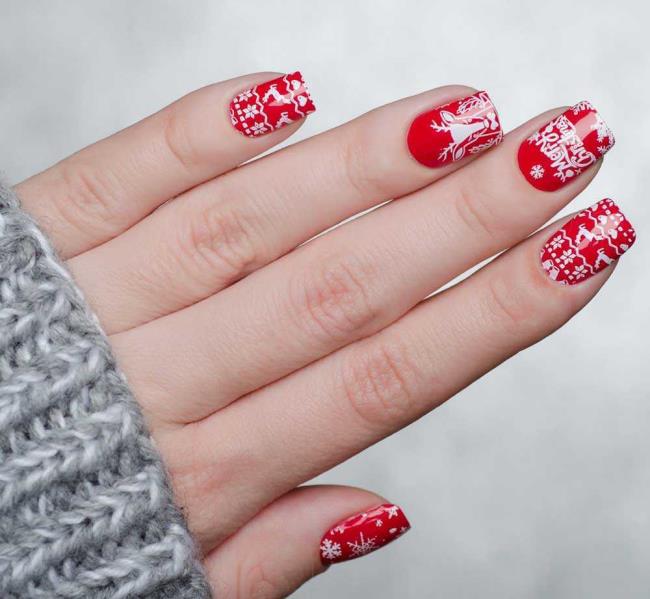 Red Christmas nails 2020: the most beautiful ideas